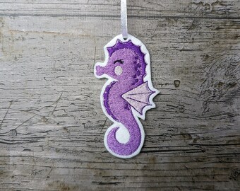 Hanger met zeepaardje, geborduurd