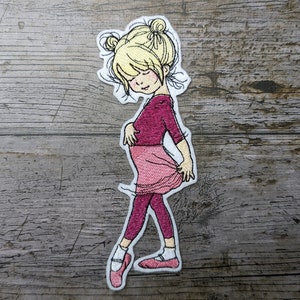 Puede incluir: Parche bordado para planchar de una niña con falda de ballet rosa y leotardo rojo, cabello rubio y zapatos blancos.