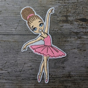 Puede incluir: Parche bordado para planchar de una bailarina con cabello castaño, un tutú rosa y zapatos blancos.