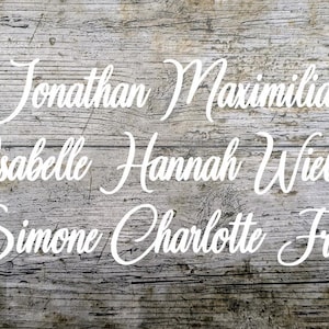 Può includere: Testo bianco in corsivo su uno sfondo di legno invecchiato. I nomi Jonathan Maximilian, Isabelle Hannah Wiebke, Simone Charlotte Freya sono scritti sul legno.
