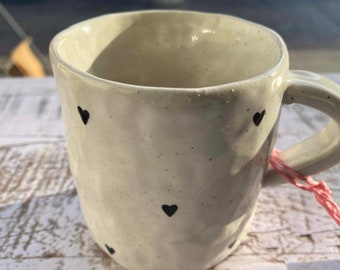 Taza de cerámica. Cerámica hecha a mano, pintada a mano para café, té. Regalo de San Valentín. Decoraciones de gres. Solo uno a la venta