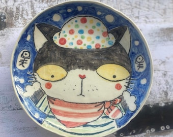 Hecho a mano, placa de cerámica pintada a mano, sombrero manchado de lavado de gato, gres hecho a mano. Sólo uno disponible.