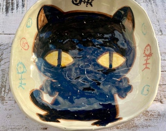 Plato de cerámica pintado a mano y hecho a mano con gato negro. Gran regalo para los amantes de los gatos negros. Bandeja para baratijas, gres. Solo uno a la venta.