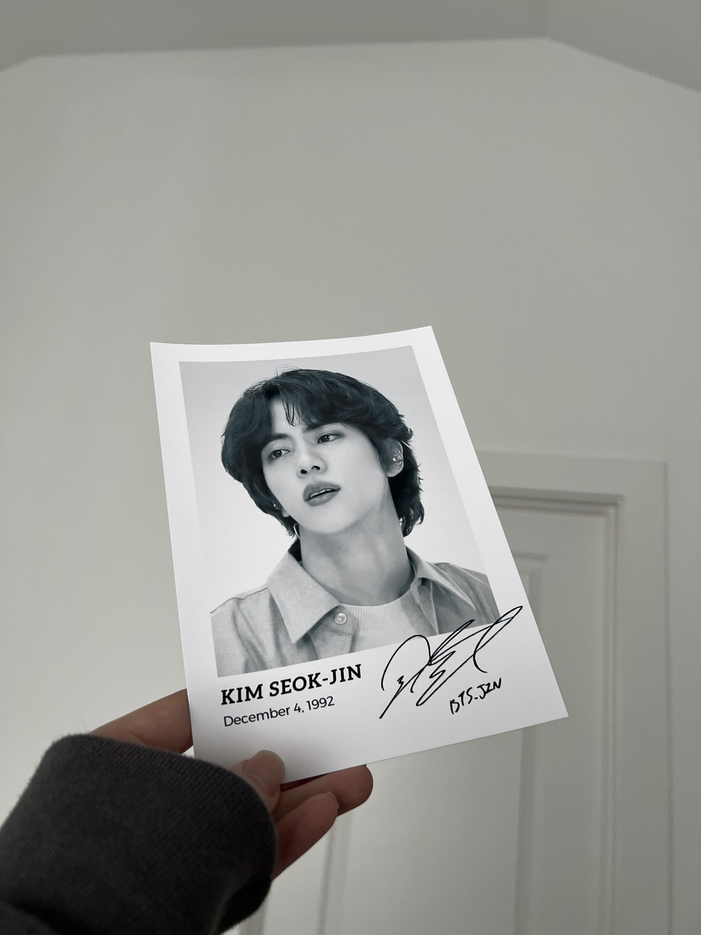 BTS JIN ソクジン Happy 直筆サイン入りポスター 専用☆JIN(BTS) 直筆サイン「HAPPY」 スチール写真(2Lサイズ)の通販 by