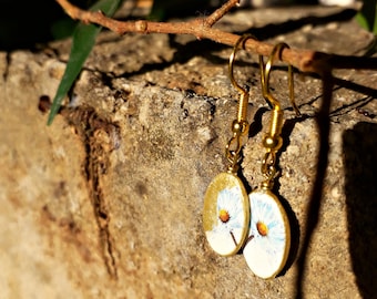 Handbemalte Kamille Ohrringe: Gold Blumen Papierschmuck