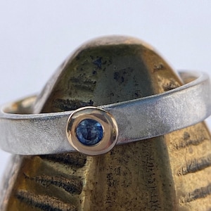sapphire ring, pebble set,  wide band ring.