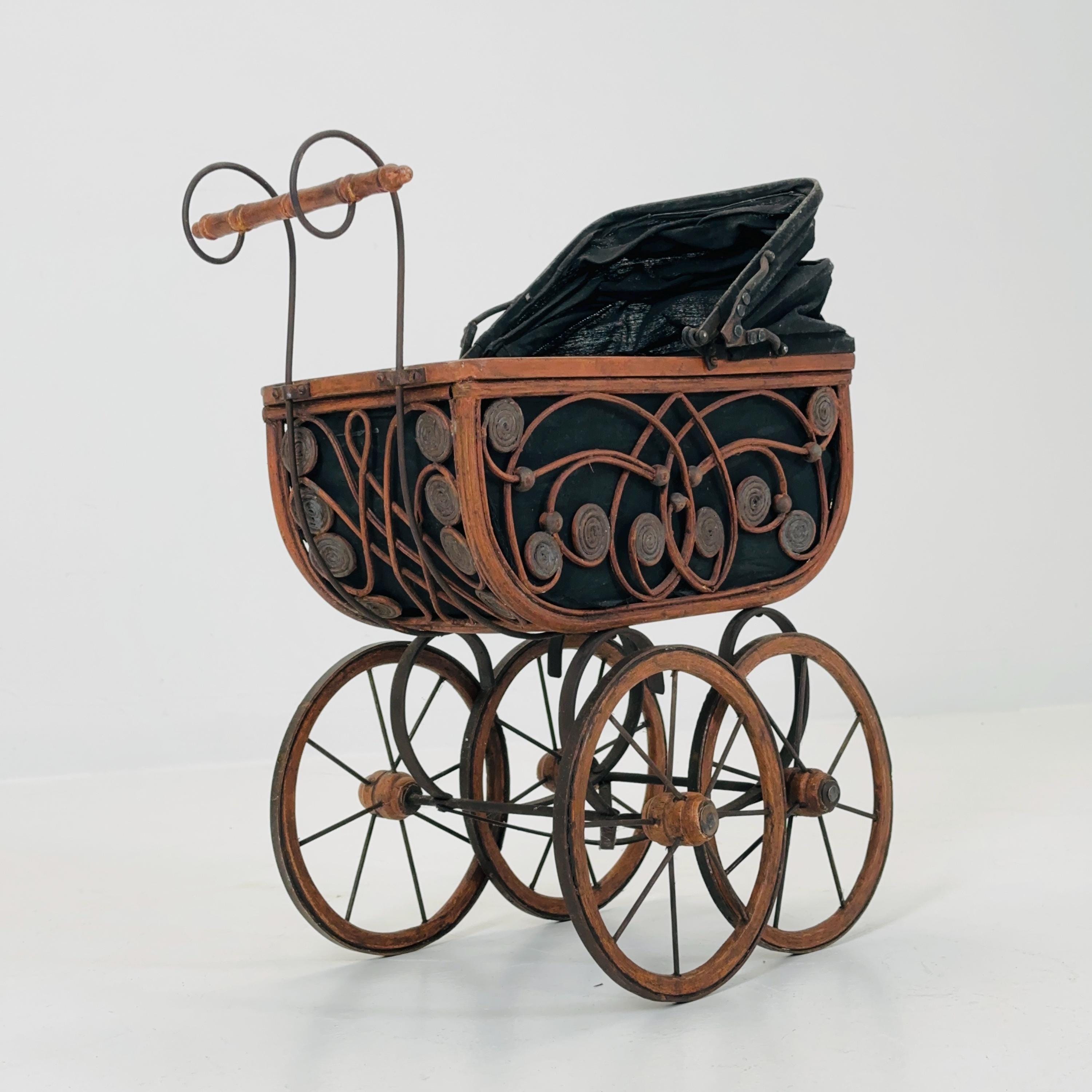 Poussette de poupée de style victorien ancien | Poussette pour bébé en fer forgé et bois, années 1960 - France Poussette de poupée de style victorien ancien | Poussette pour bébé en fer forgé et bois, années 1960 - France