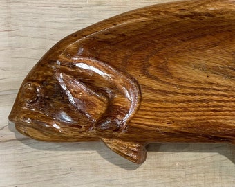 Incroyable sculpture de truite/poisson dans un chêne blanc vermoulu, sculpture de poisson, plat de service, oeuvre d'art sur bois, sculpture, bol à poisson, objet de décoration