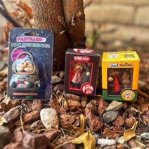 Dr Simi Similar Pharmacies RBD Party, simi pillbox, astronaut, Keychains Chespirito, Dr. Simi.   Mini Plastic Toy Figures