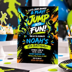 Może przedstawiać: Czarna kartka z zaproszeniem na urodziny z neonowymi zielonymi, niebieskimi i pomarańczowymi rozpryskami farby. Tekst brzmi: Let's Jump, Bounce & Play! Jump Into Fun! Join us to celebrate Noah's 8th Birthday! Saturday, April 12, 1:00 PM - 4:00 PM, Skyhigh Trampoline Park, 5420 Bounce Way, Pasadena, CA 91107, RSVP to Dad at (777) 777-7777.