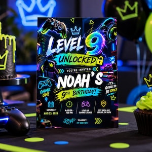Op de afbeelding: Een rechthoekige verjaardagsuitnodigingskaart met neonblauwe, groene en paarse afbeeldingen van gamecontrollers, koptelefoons en kronen. De tekst luidt Level 9 Unlocked, Noah's 9th Birthday, zaterdag 23 augustus 2025, 16:00-19:00 uur, Level Up Gaming Lounge, 7777 Birth Ave Loslos, CA 90210.