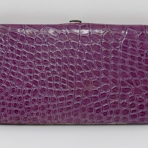 Billetera de piel de cocodrilo sintética color morado con ranuras para tarjetas y compartimento con cremallera