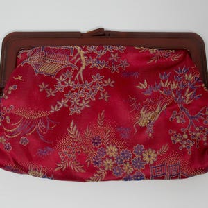 Cartera de mano con brocado en rojo burdeos, azul oscuro y dorado con estampado asiático