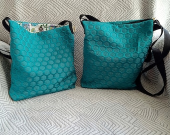 Torebka typu crossbody, torba na ramię.