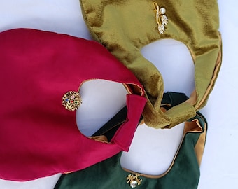 Miniaturowe torebki o aksamitnej fakturze, miękkie, eleganckie i minimalistyczne.