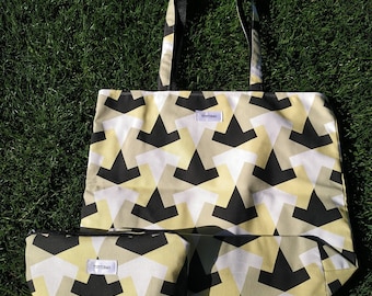 Torba typu tote, wielofunkcyjna, z podszewką, zmywalna, trwała. Ręcznie robiona. W komplecie z kosmetyczką.