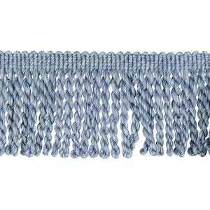 Peut inclure: Un gros plan sur une frange torsadée bleue. La frange est faite d'un tissu doux et tissé et a une texture subtile.