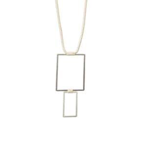 Peut inclure: Un collier en chaîne argent avec deux pendentifs carrés en métal gris. Le plus grand carré est au-dessus du plus petit.