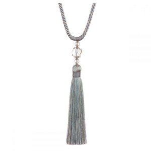 Könnte beinhalten: Ein hellblauer Quasten-Vorhangbinder mit einer Kristallperle. Der Vorhangbinder ist aus einem weichen, gewebten Stoff gefertigt und hat eine lange, fließende Quaste.