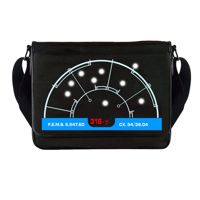 Może przedstawiać: Biały ceramiczny kubek z czarnym uchwytem i napisem "But First, Coffee" czarną, pogrubioną czcionką. Kubek stoi na białej powierzchni.