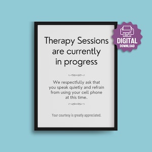 Può includere: Stampa incorniciata con il testo "Therapy Sessions are currently in progress". La stampa include anche una richiesta di parlare a bassa voce e di astenersi dall'uso dei telefoni cellulari. Un adesivo viola "Download digitale" si trova in alto a destra.