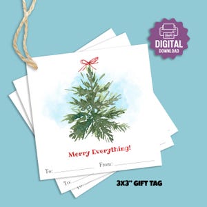 Könnte beinhalten: Quadratische weiße Geschenkanhänger mit einer Aquarellillustration eines Weihnachtsbaums, einer roten Schleife und dem Text "Merry Everything!". Die Anhänger sind 7,6 x 7,6 cm groß und haben Linien für "An:" und "Von:" mit einem digitalen Download-Symbol.