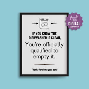 以下が含まれることがあります： 「IF YOU KNOW THE DISHWASHER IS CLEAN, You're officially qualified to empty it.」というテキストが書かれたフレームプリント。上部には食器洗い機のグラフィックがあります。紫色の「DIGITAL DOWNLOAD」ステッカーが右上隅にあります。