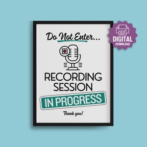 Könnte beinhalten: Ein gerahmtes Schild mit dem Text „Do Not Enter...“ über einer Mikrofon-Grafik. Darunter steht „Recording Session In Progress“ und „Thank you!“. Ein lila „Digital Download“-Aufkleber befindet sich in der oberen rechten Ecke.