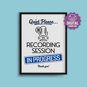 Könnte beinhalten: Ein gerahmtes Schild mit dem Text „Quiet Please...“ über einer Mikrofon-Grafik. Darunter steht „Recording Session In Progress“ in einer blauen Box. Ein lila „Digital Download“-Aufkleber befindet sich in der oberen rechten Ecke.
