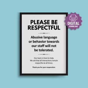 Può includere: Una stampa incorniciata con il testo "PLEASE BE RESPECTFUL" in grassetto nero. Il testo sottostante afferma che non sarà tollerato un linguaggio o un comportamento abusivo nei confronti del nostro personale. Un adesivo viola "DOWNLOAD DIGITALE" si trova in alto a destra.