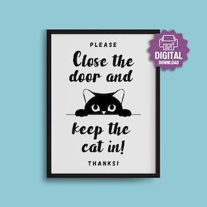 Può includere: Una stampa incorniciata con bordo nero e sfondo bianco. Il testo recita "PLEASE Chiudi la porta e tieni il gatto dentro! GRAZIE!" È presente una grafica di un gatto nero. Un badge di download digitale viola si trova in alto a destra.