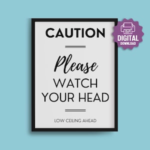 Könnte beinhalten: Schwarz-weißes druckbares Schild mit dem Text "ACHTUNG Bitte BEACHTEN SIE IHREN KOPF Niedrige Decke voraus".