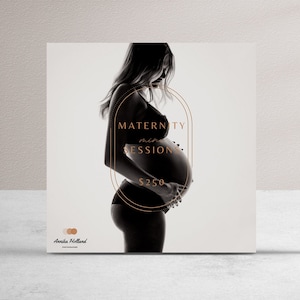 Può includere: Una foto in bianco e nero di una donna incinta che tiene la pancia. La foto è incorniciata da un ovale dorato con il testo "MATERNITY SESSION $250" in un carattere dorato. La foto è su uno sfondo bianco.