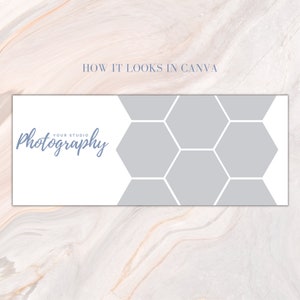 Puede incluir: Una pancarta blanca con el texto "Your Studio Photography" en letra cursiva azul. La pancarta tiene un patr&oacute;n de panal gris en el lado derecho.