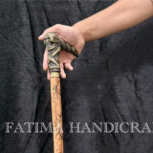 Bastone da passeggio in stile gotico con teschio antico nero e bastone in legno con impugnatura in ottone