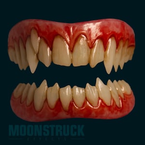 Könnte beinhalten: Ein Satz Vampirzähne mit spitzen Fangzähnen und realistischen Details. Die Zähne sind elfenbeinfarben, eingebettet in einen roten, blutartigen Zahnfleischrand. Der Text "MOONSTRUCK EFFECTS" ist unten im Bild zu sehen.