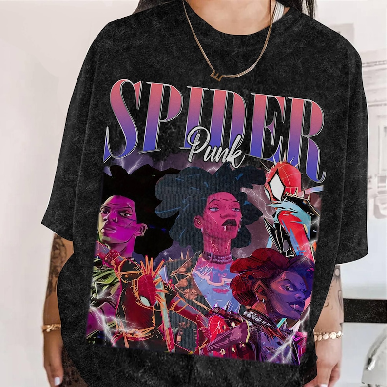 Puede incluir: Camiseta negra con un estampado gr&aacute;fico de cuatro figuras en estilo punk rock. El texto "SPIDER Punk" est&aacute; impreso en letras grandes en la camiseta.