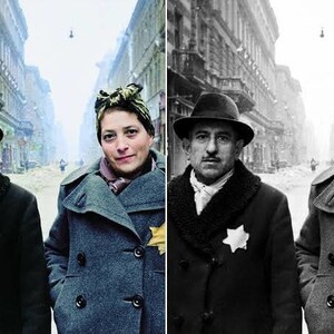 K&ouml;nnte beinhalten: Ein Schwarzwei&szlig;foto eines Paares, das M&auml;ntel mit gelben Sternen tr&auml;gt und eine Stra&szlig;e in einer Stadt entlangl&auml;uft. Das Foto ist in zwei H&auml;lften geteilt, die linke Seite in Farbe und die rechte Seite in Schwarzwei&szlig;.
