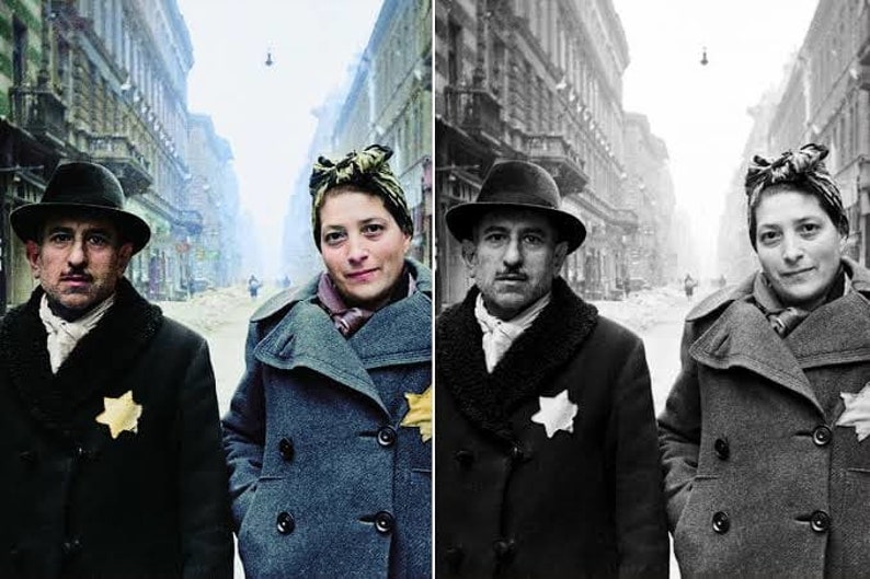 K&ouml;nnte beinhalten: Ein Schwarzwei&szlig;foto eines Paares, das M&auml;ntel mit gelben Sternen tr&auml;gt und eine Stra&szlig;e in einer Stadt entlangl&auml;uft. Das Foto ist in zwei H&auml;lften geteilt, die linke Seite in Farbe und die rechte Seite in Schwarzwei&szlig;.