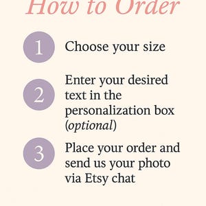 Puede incluir: Imagen con instrucciones de pedido. El texto en rosa dice &laquo;C&oacute;mo ordenar&raquo;. Los pasos incluyen elegir una talla, ingresar texto en un cuadro de personalizaci&oacute;n y realizar un pedido con una foto a trav&eacute;s del chat de Etsy. Fondo crema claro.