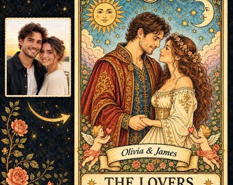 Könnte beinhalten: Eine personalisierte Tarotkarte mit dem Titel THE LOVERS, die ein Paar in mittelalterlicher Kleidung zeigt, mit Sonne und Mond am Himmel, zwei Putten und einem Banner mit der Aufschrift Olivia & James, neben einem kleinen Foto des Paares.