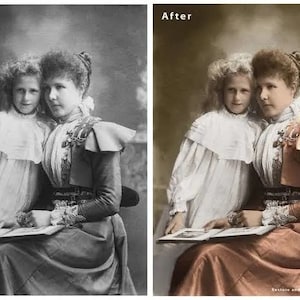 K&ouml;nnte beinhalten: Ein Schwarzwei&szlig;foto von zwei Frauen, eine &auml;ltere und eine j&uuml;ngere, die zusammen sitzen. Die &auml;ltere Frau tr&auml;gt ein dunkles Kleid mit Spitzenbesatz und einer Brosche. Die j&uuml;ngere Frau tr&auml;gt ein wei&szlig;es Kleid mit Spitzenkragen. Beide schauen in die Kamera. Das Foto wurde koloriert, das Kleid der &auml;lteren Frau ist jetzt rotbraun.