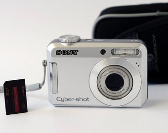 Vintage digital compact camera Sony Cyber-shot DSC-S650 with 7.2 Mega pixels