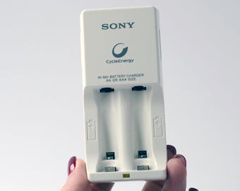 Chargeur De Batteries Sony BC-CS2A D'origine, Occasion En Bon état De Fonctionnement