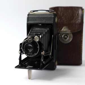 Ikonta 520/2 folding camera by Zeiss Ikon. Collectible photo camera