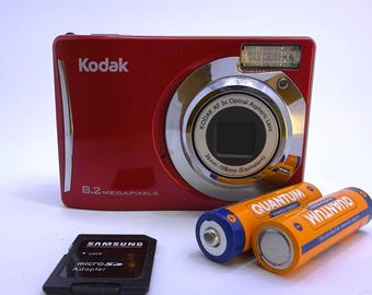Cámara digital compacta Kodak EasyShare C140 con 8,2 megapíxeles.