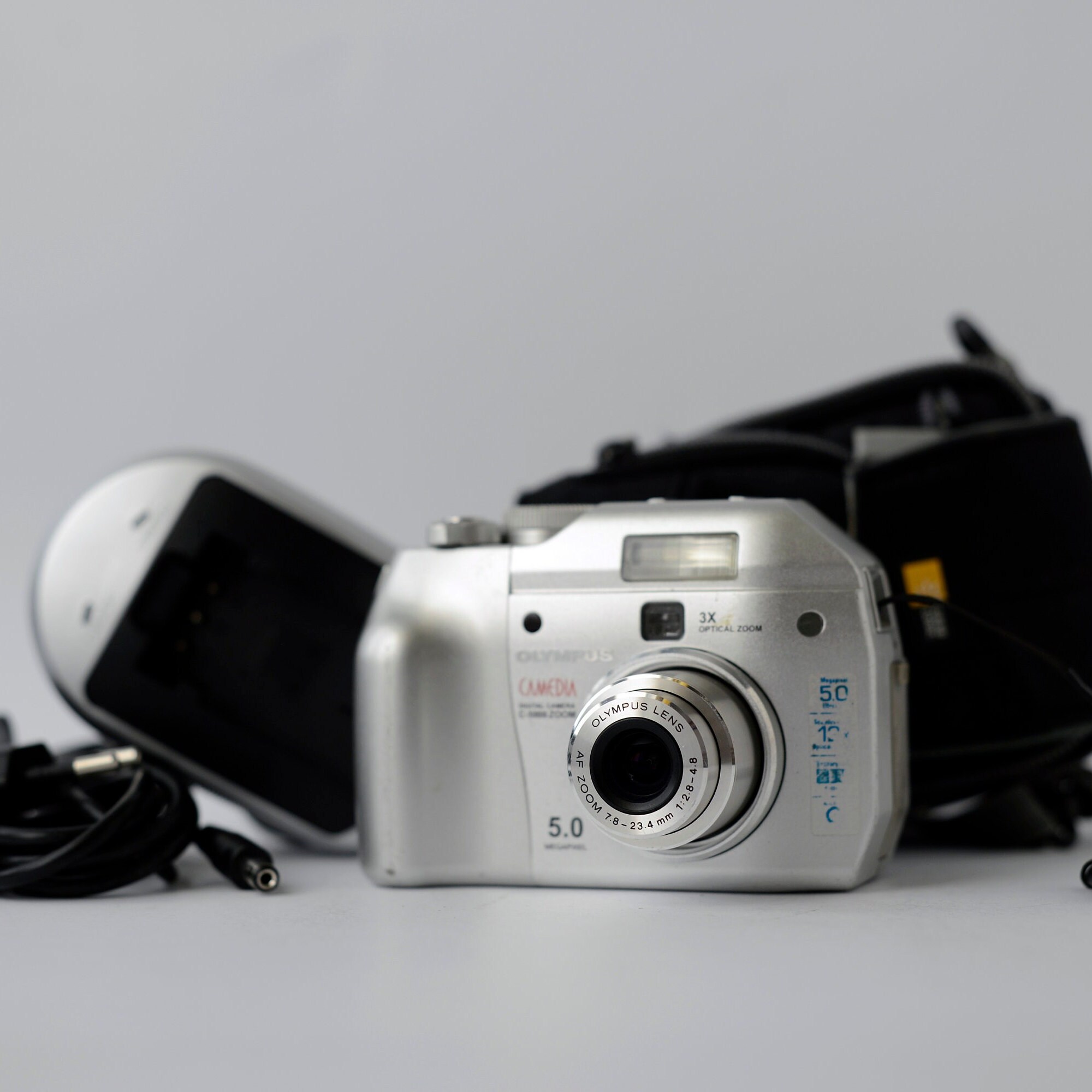Vintage Digital Compact Camera Olympus Camedia C-5000 Zoom With