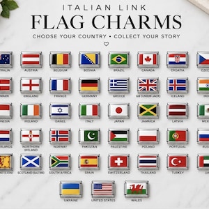 Könnte beinhalten: Eine Sammlung rechteckiger, silberfarbener italienischer Glieder-Charms mit verschiedenen Nationalflaggen. Der Text lautet ITALIAN LINK FLAG CHARMS, CHOOSE YOUR COUNTRY, COLLECT YOUR STORY, mit Ländernamen unter jedem Flaggen-Charm.