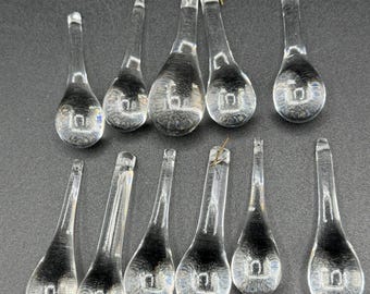 Vintage dode inventaris Lot van 11 helder Tsjechisch glazen druppelvormige kroonluchter kaarsprisma's Bovenste gat