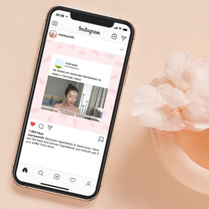 Peut inclure: Une capture d'&eacute;cran d'un post Instagram avec un fond rose et une fleur blanche. Le post est sur les soins de la peau et pr&eacute;sente une vid&eacute;o d'une femme appliquant des produits de soin de la peau. Le texte sur le post dit "Je fais mes soins de la peau en pr&eacute;tendant faire une vid&eacute;o YouTube." et "Ingr&eacute;dients de soin de la peau pour traiter l'acn&eacute;. Voici les meilleurs ingr&eacute;dients &eacute;prouv&eacute;s que vous devriez utiliser si vous souffrez d'acn&eacute;."